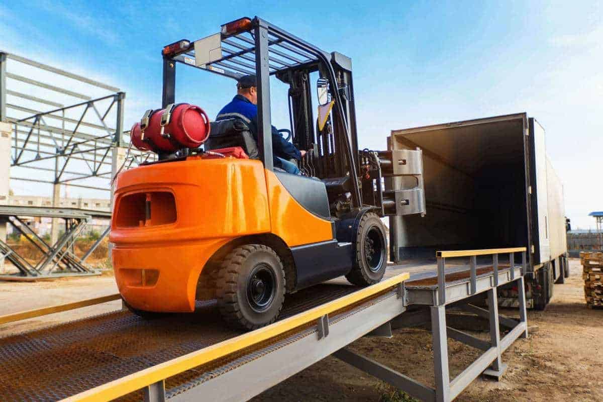 UWB高精度叉車防撞定位系統如何實現化工危險預警？